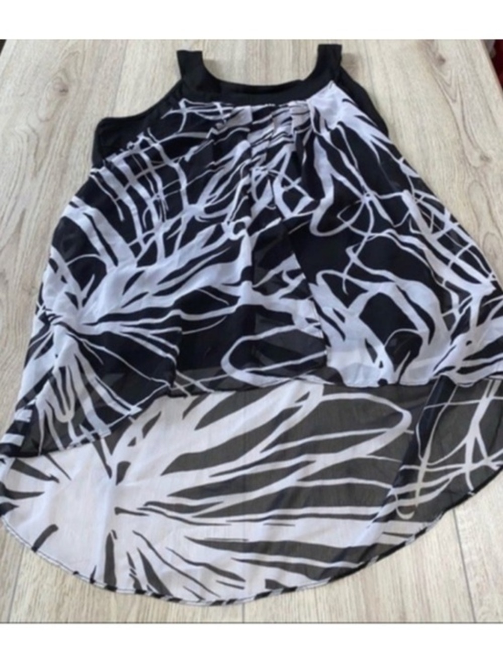 Dressbarn Black & White Print High-Low Tank Top sleeveless shirt